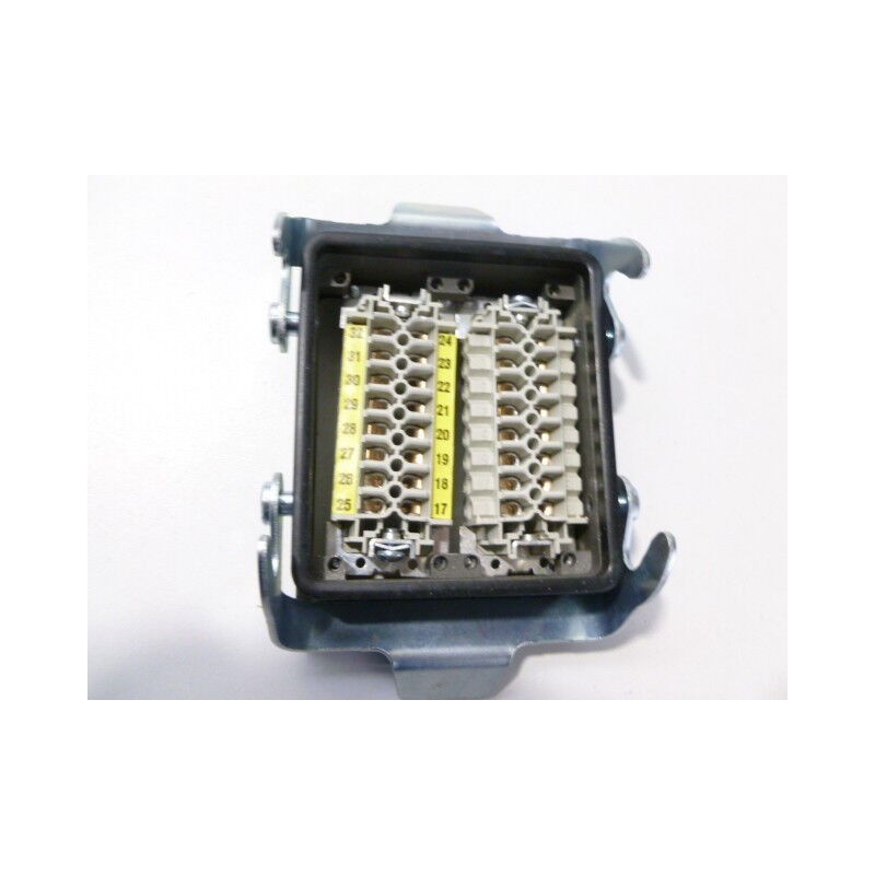 Embase femmelle encastré de connecteur multipole 32P+T 16A 500V avec verrouillage hypra Legrand 052656