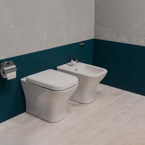 Coppia sanitari filomuro in ceramica a terra sere Mia Square