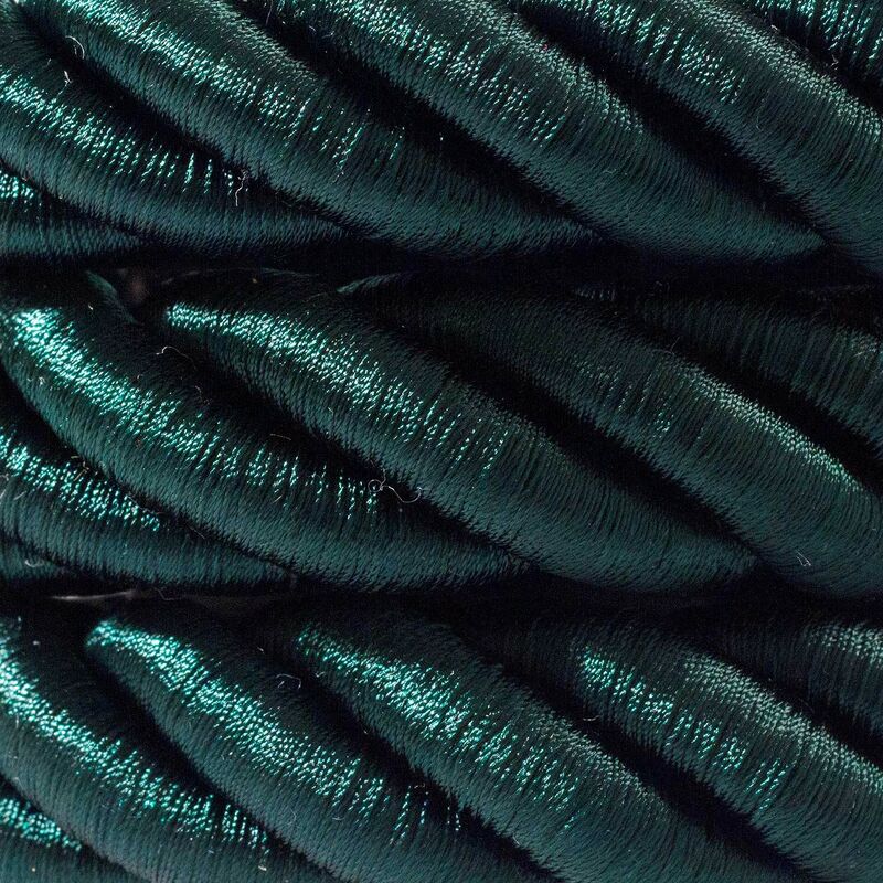 

Cordón 2XL, cable eléctrico 3x0,75, recubierto en tejido verde oscuro brillante. Diámetro: 24mm.