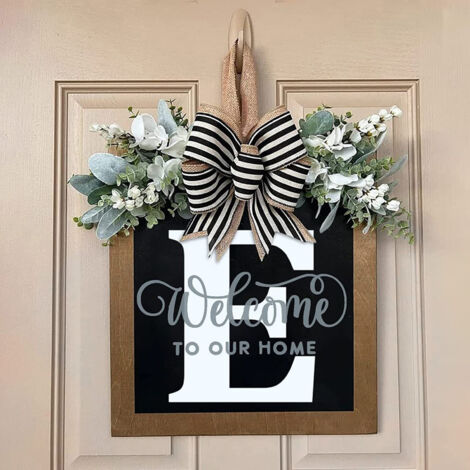 Corona personalizada para puerta con letras y guirnalda rústica de madera multicolor.