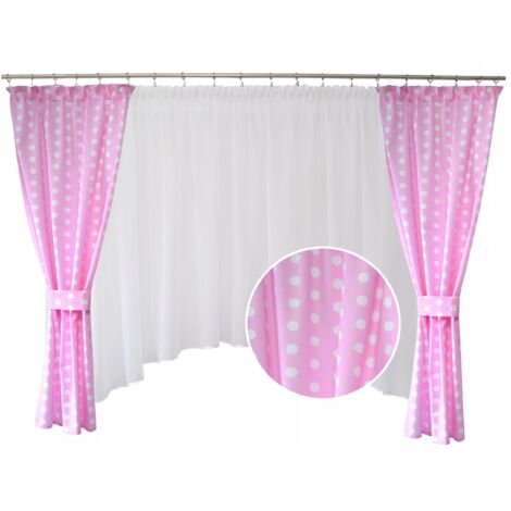 Cortinas y visillos rosas de lunares, ideales para la habitación de una niña de estilo bohemio.