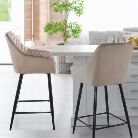 Cotecosy – Lot de 2 chaises de bar en velours taupe – Structure métal noir – Dimensions L53 x P54 x H105 cm – Design contemporain avec accoudoirs