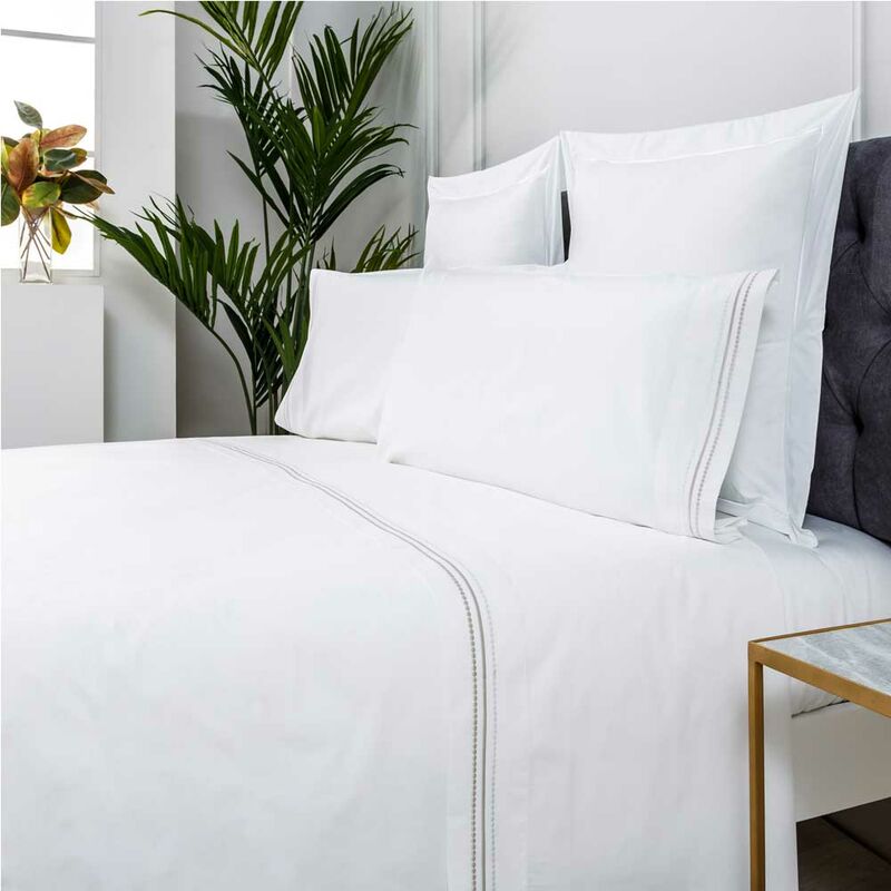 

Juego de sabanas Bordadas Algodón 100%. Percal 200 Hilos. Modelo Oro. Color Blanco - Disponible en varios tamaños - Cama de 135 x 190/200 - Blanco