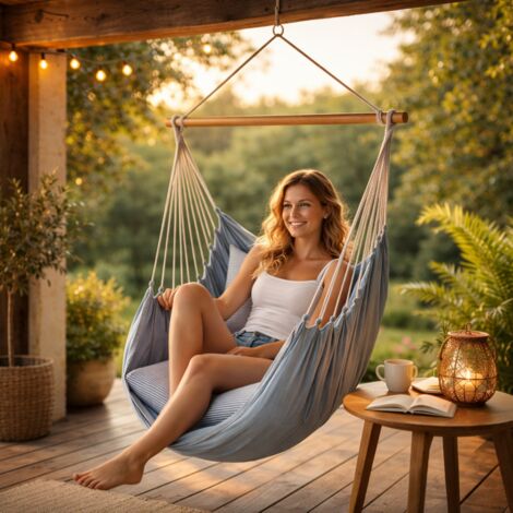 Couleurs Du Monde – Chaise hamac 100% coton coloris blue jean – Poche intégrée – Capacité de charge 130 kg – Barre en bois exotique pour confort