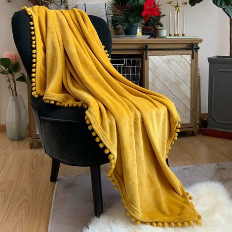 Couverture en Flanelle avec Pompon Couverture de Sieste Couverture de lit Confortable Couverture de Jet Doux pour canapé-lit adapté à Toutes Les Saisons (Jaune Moutarde, 150x 200 cm)