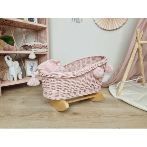 Culla per bambole in vimini, rosa antico, con pompon e biancheria da letto - legno
