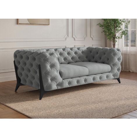 Deco In Paris – Canapé 2 places Chesterfield en velours gris – Capitonnage élégant – Pieds en métal noir – Dimensions 172x93x75cm