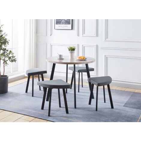 Deco In Paris – Ensemble table à manger bois gris clair avec 4 tabourets tissu gris – Dimensions table 90cm diamètre x 74cm hauteur – Pieds métal noir