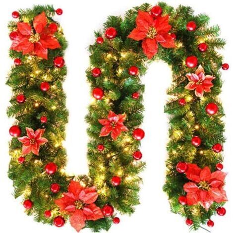 Décoration de guirlande de Noël avec des lumières, plantes de vigne artificielles en rotin de Noël avec des fleurs et des ornements de boule, décoration de manteau de cheminée d'intérieur et d'