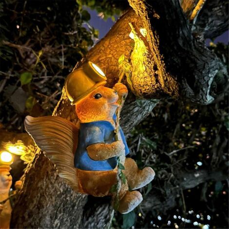 Décorations lumineuses solaires en résine représentant des animaux (écureuil) à suspendre au mur de jardin.