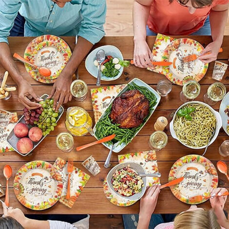 Decorazioni per feste del Ringraziamento a tema tacchino: piatti, tovaglioli, bicchieri, posate, foglie d'acero, accessori autunnali per feste del Ringraziamento.