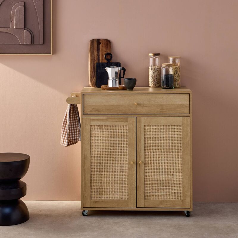 Sweeek - Desserte de cuisine boheme décor bois et cannage 1 poignée 1 tiroir 2 portes 4 roues. Naturel