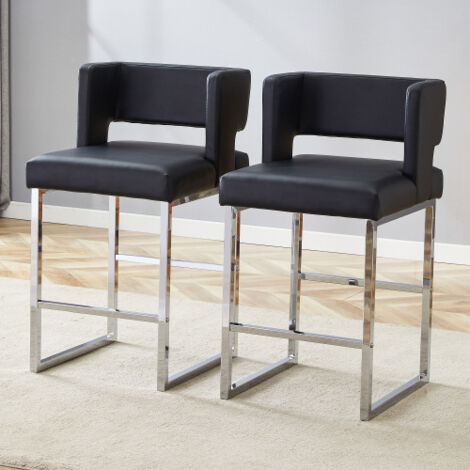 Deux tabourets de bar noirs de style scandinave, de forme carrée, pieds en métal argenté, légers et confortables.
