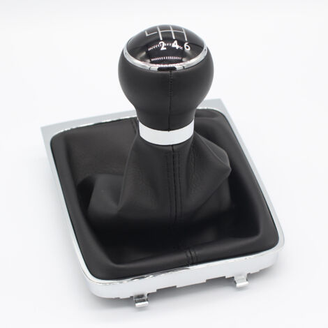 Dieses Set beinhaltet eine Staubschutzhülle für den Schaltknauf der Fahrerseite eines Volkswagen Passat B6. Es besteht aus einer schmalen Hülle, einem Lederfutter und einer schwarzen Kappe. Es ist mit