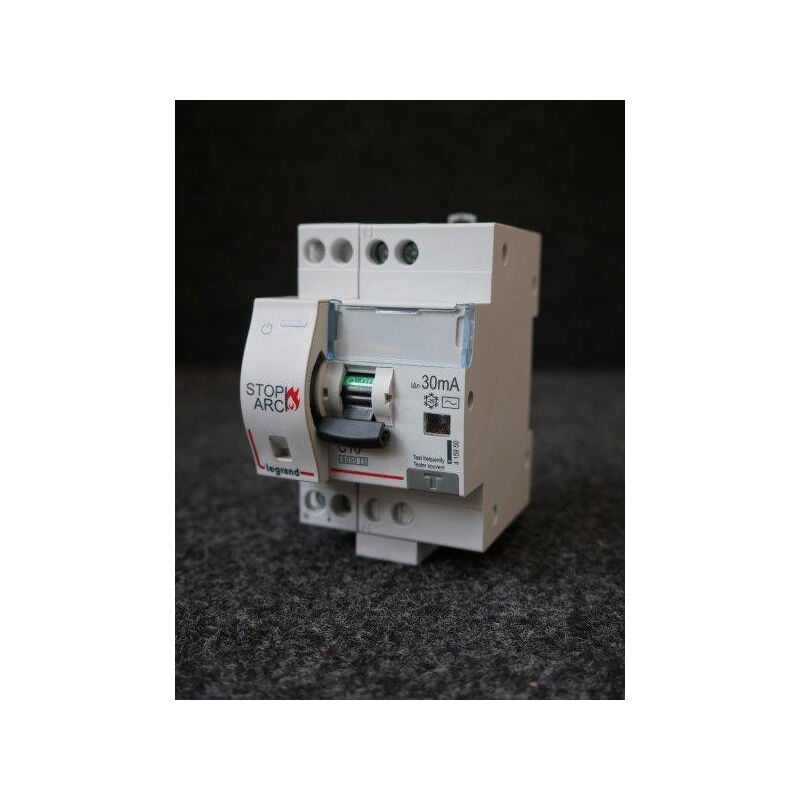 Disjoncteur différentiel 10A 1P+N courbe c 6kA protection 30mA type ac arrivée/départ vis DX³ stop arc 4500
