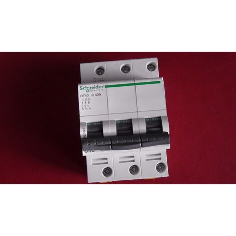DISJONCTEUR iC60N 3P D6 6A SCHNEIDER