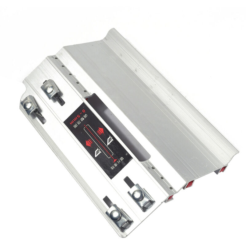 Dispositivo per smussare le piastrelle a 45 gradi