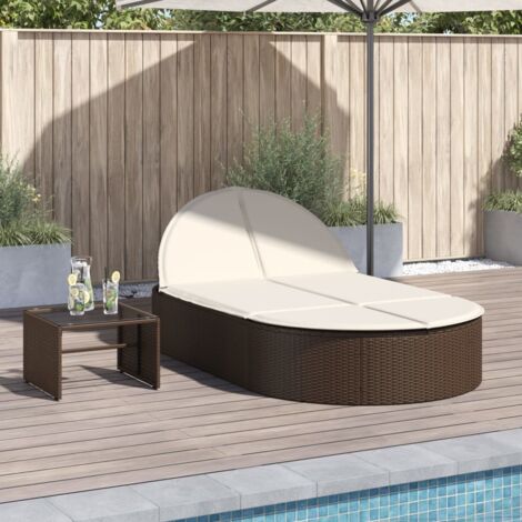Doppelliege mit braunen Kissen aus geflochtener Rattan