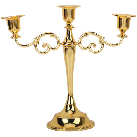 Dreiarmiger, goldfarbener Kerzenhalter aus Metall im glänzenden Retro-Design, ideal als Dekoration für Hochzeiten oder Esszimmer.
