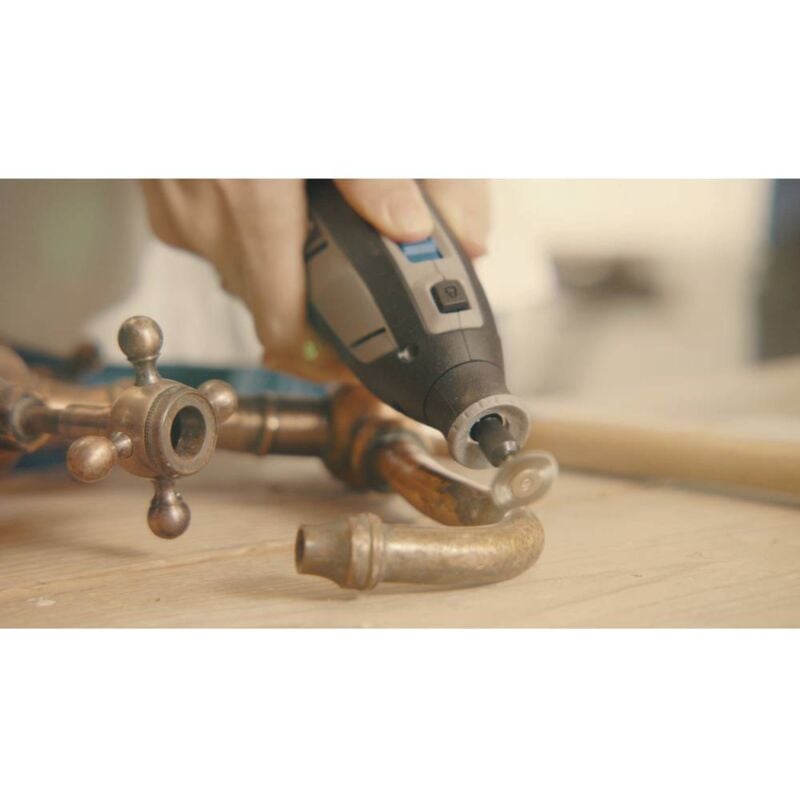 8240-5 F0138240JA Outil multifonction sans fil + batterie, + chargeur, + accessoires 12 v 2.0 Ah Nombre d'accus - Dremel