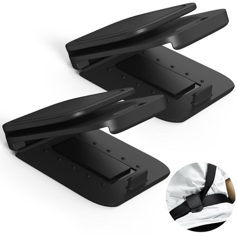 Due dispositivi universali di regolazione delle cinture di sicurezza per un maggiore comfort e protezione durante la guida.