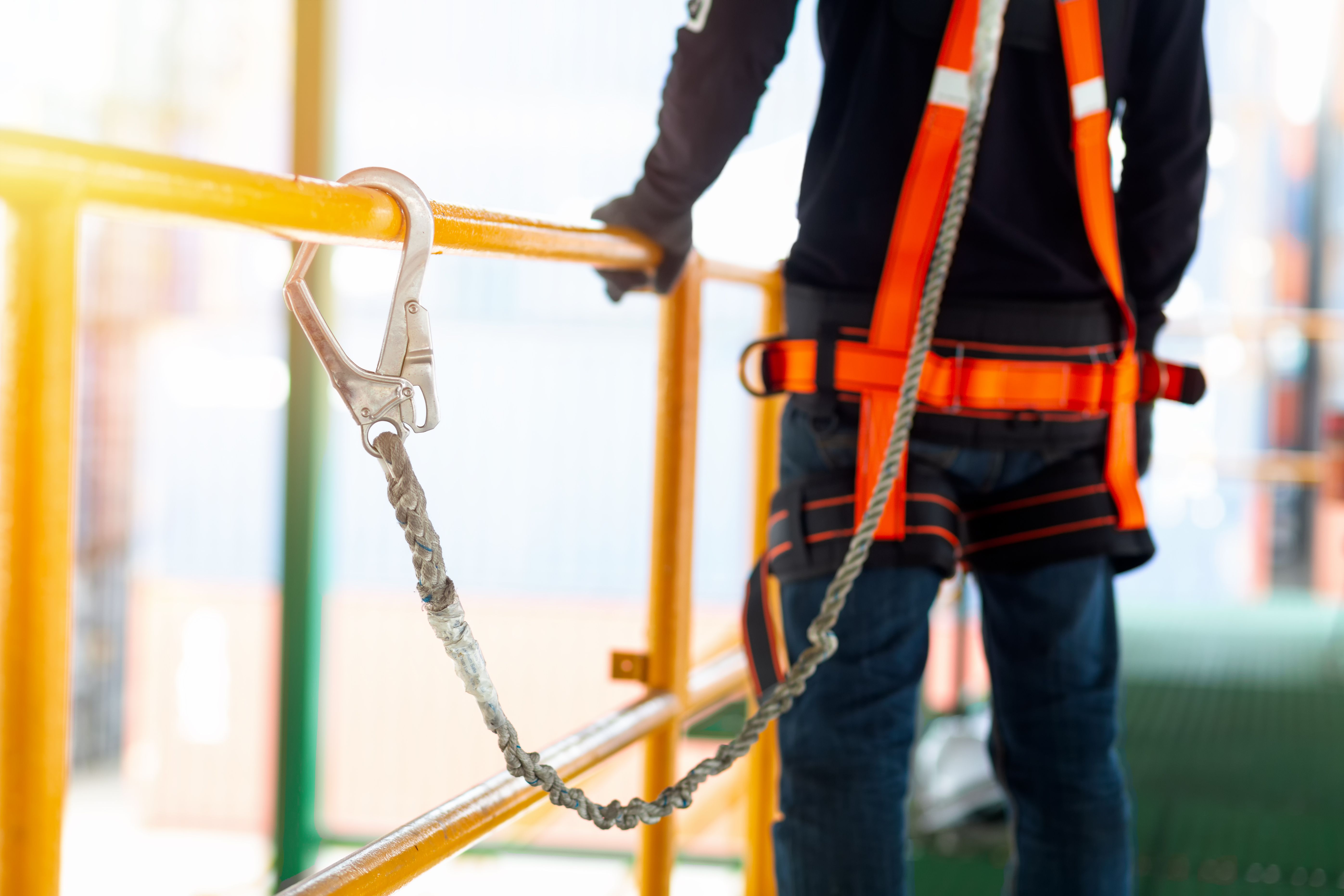 Comment travailler sur un toit en sécurité : loi, échafaudages, équipements anti-chute