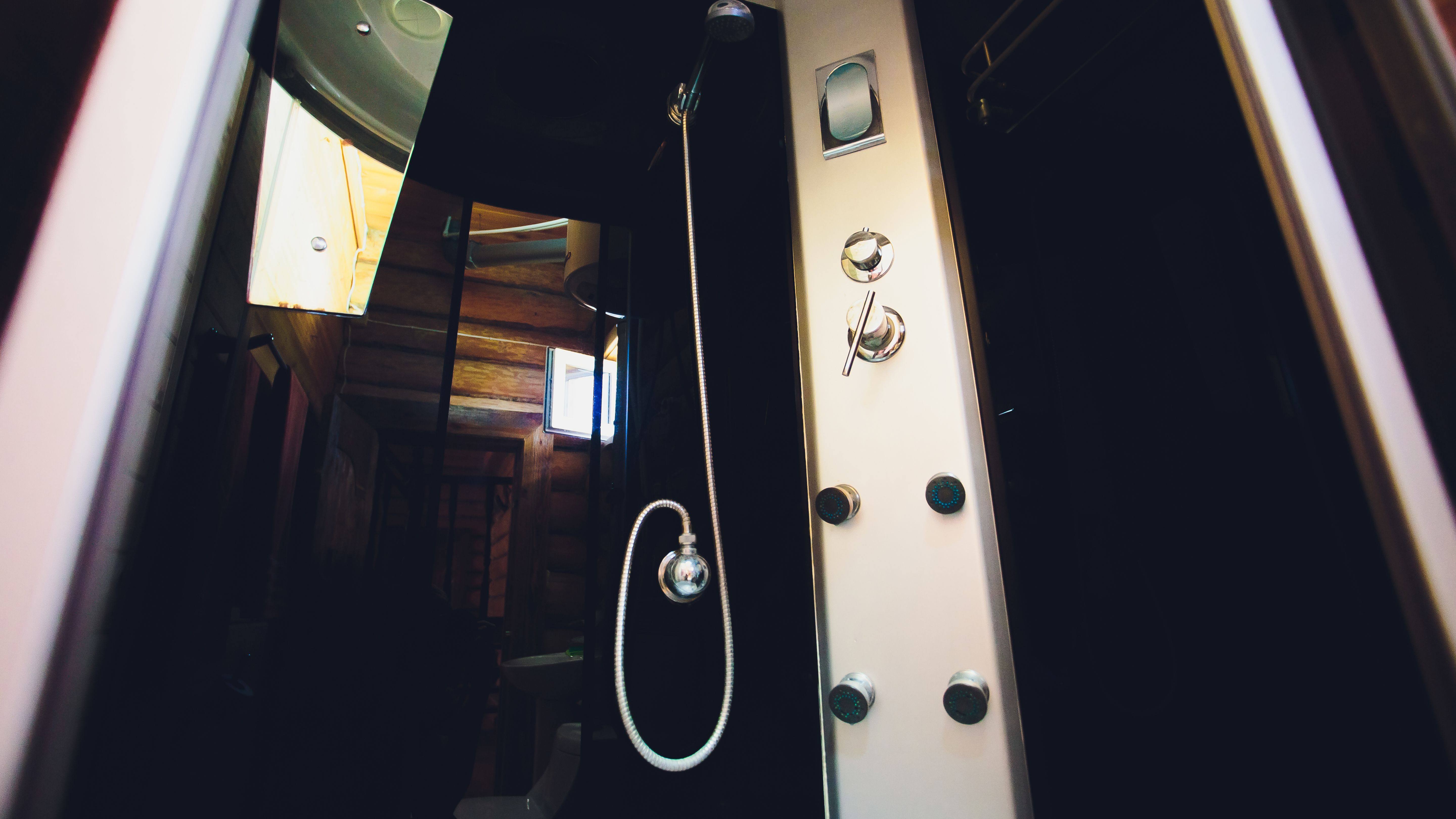 Zoom sur la cabine de douche hydromassante