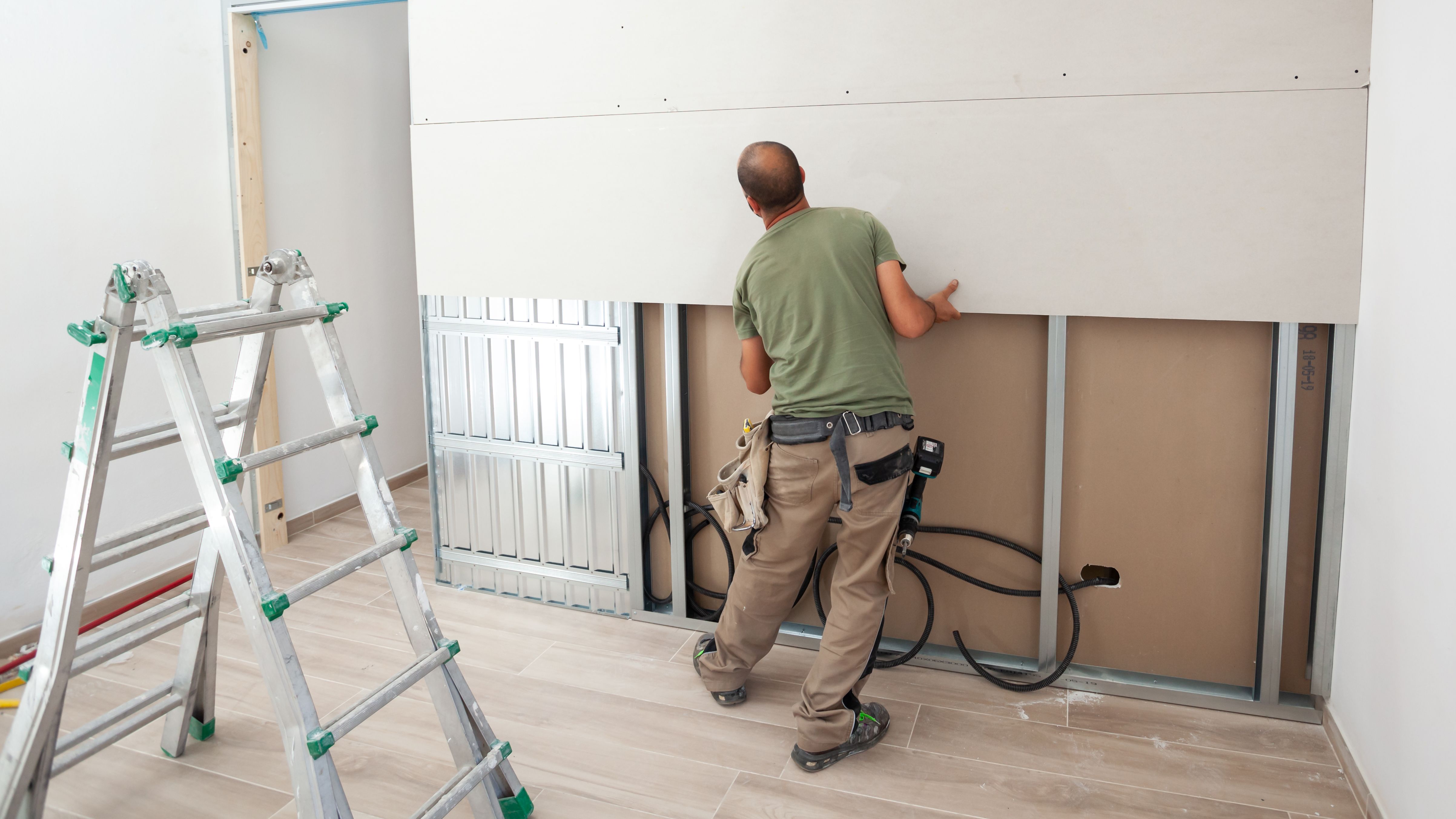 Trennwand aus Gipskarton und Metallständerwerk bauen: So geht's