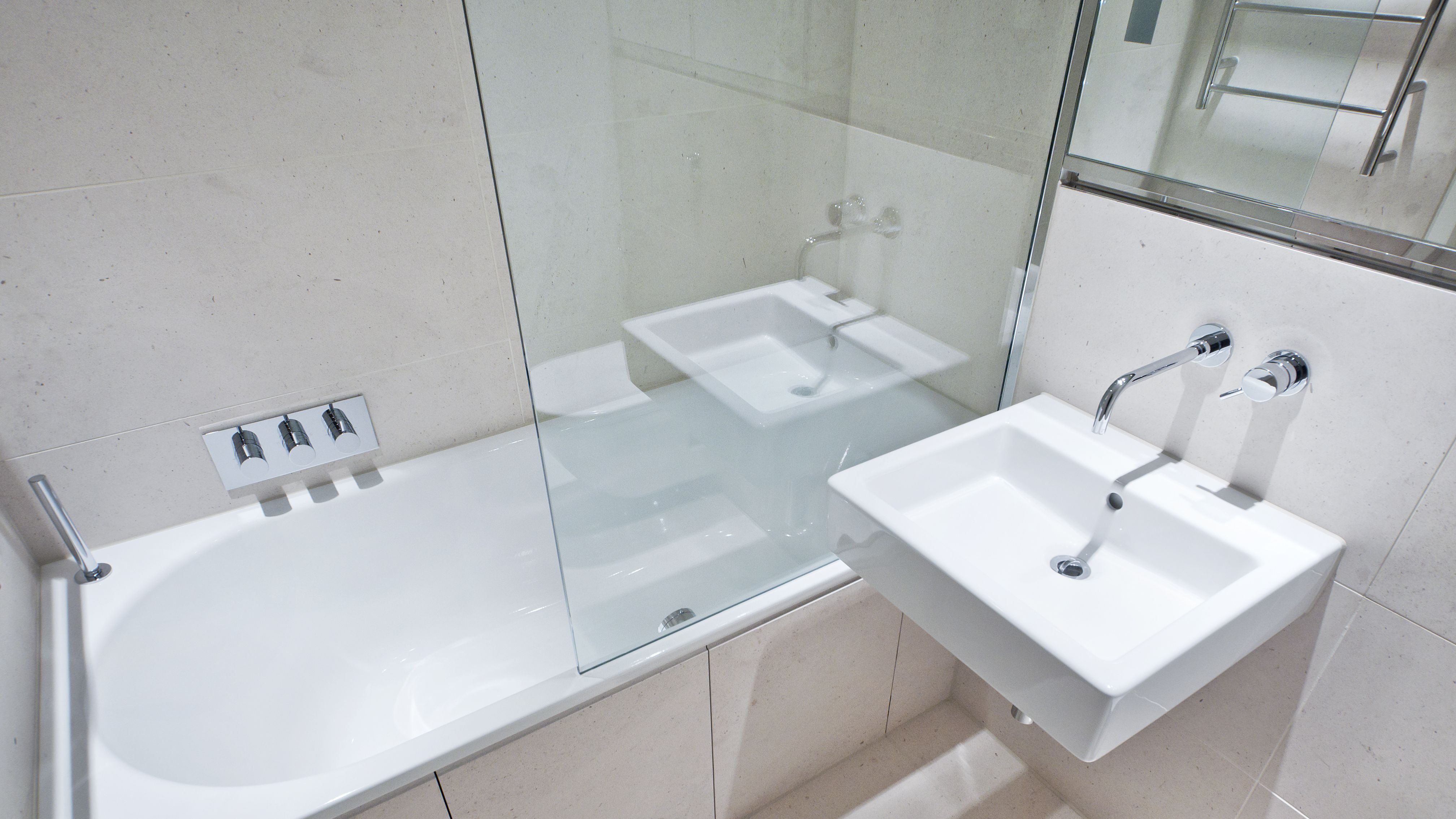 How to install a bath screen