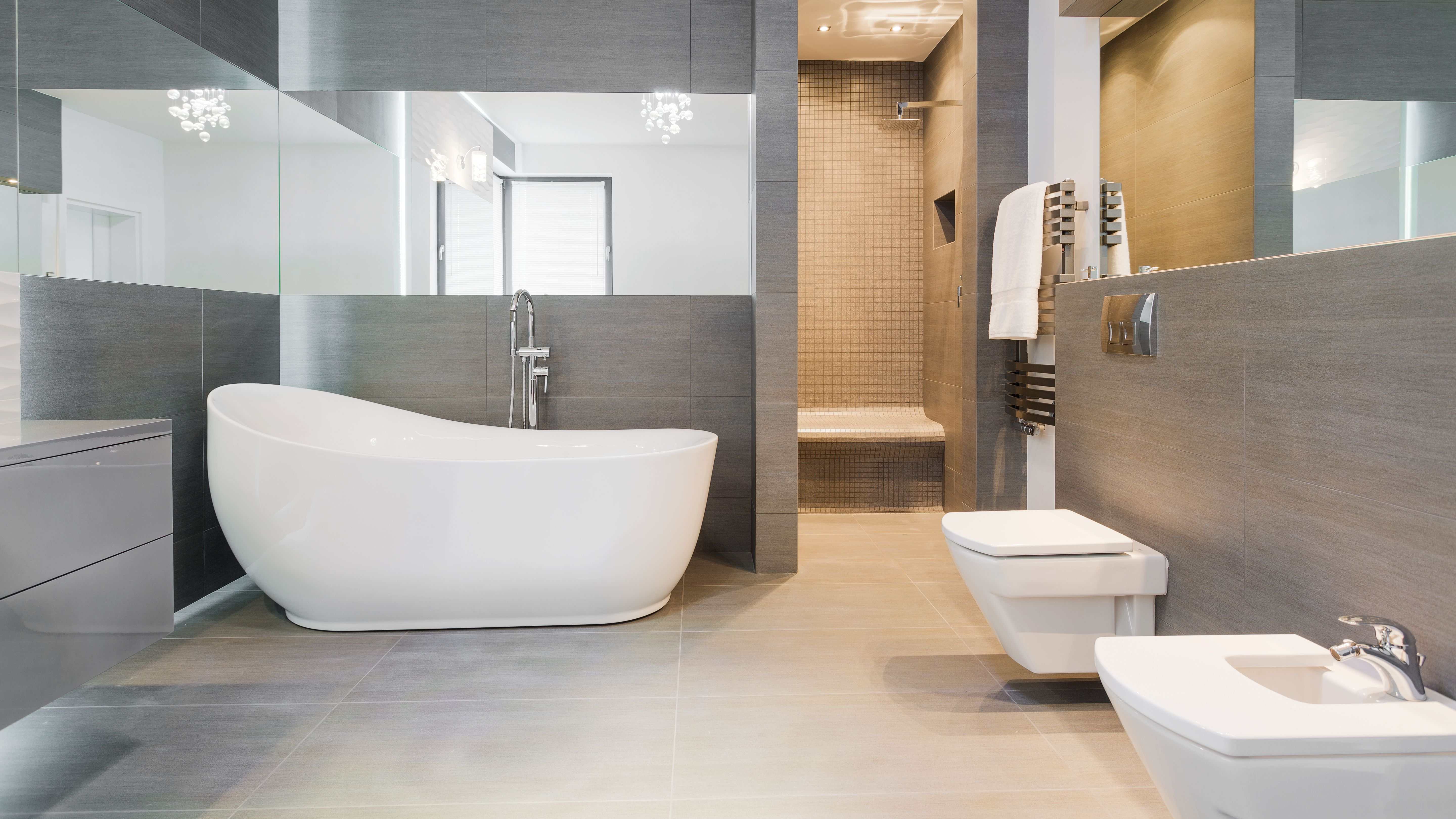 Ein modernes Badezimmer einrichten: So geht's