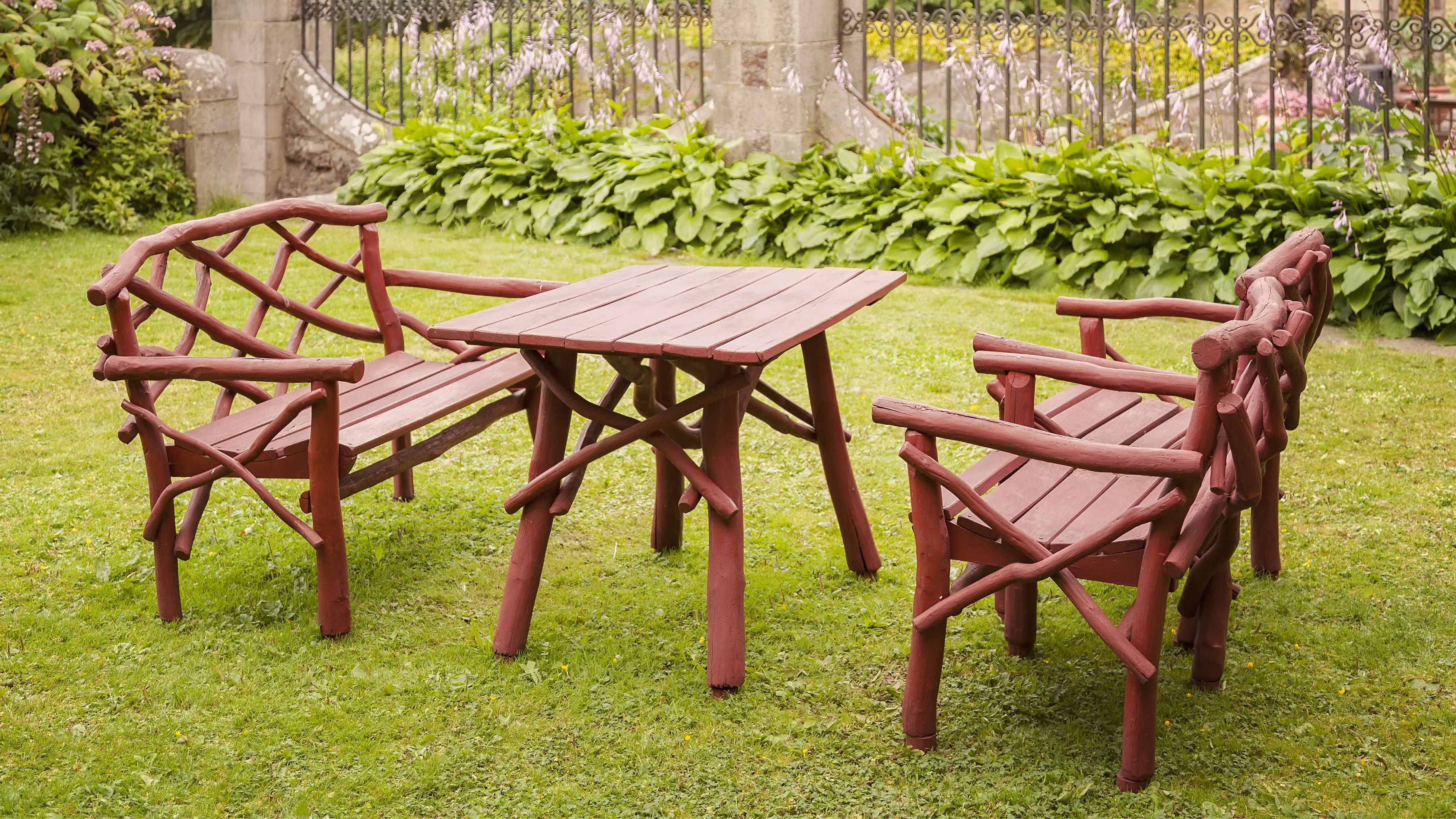 Cómo tratar los muebles de jardín de teca o eucalipto