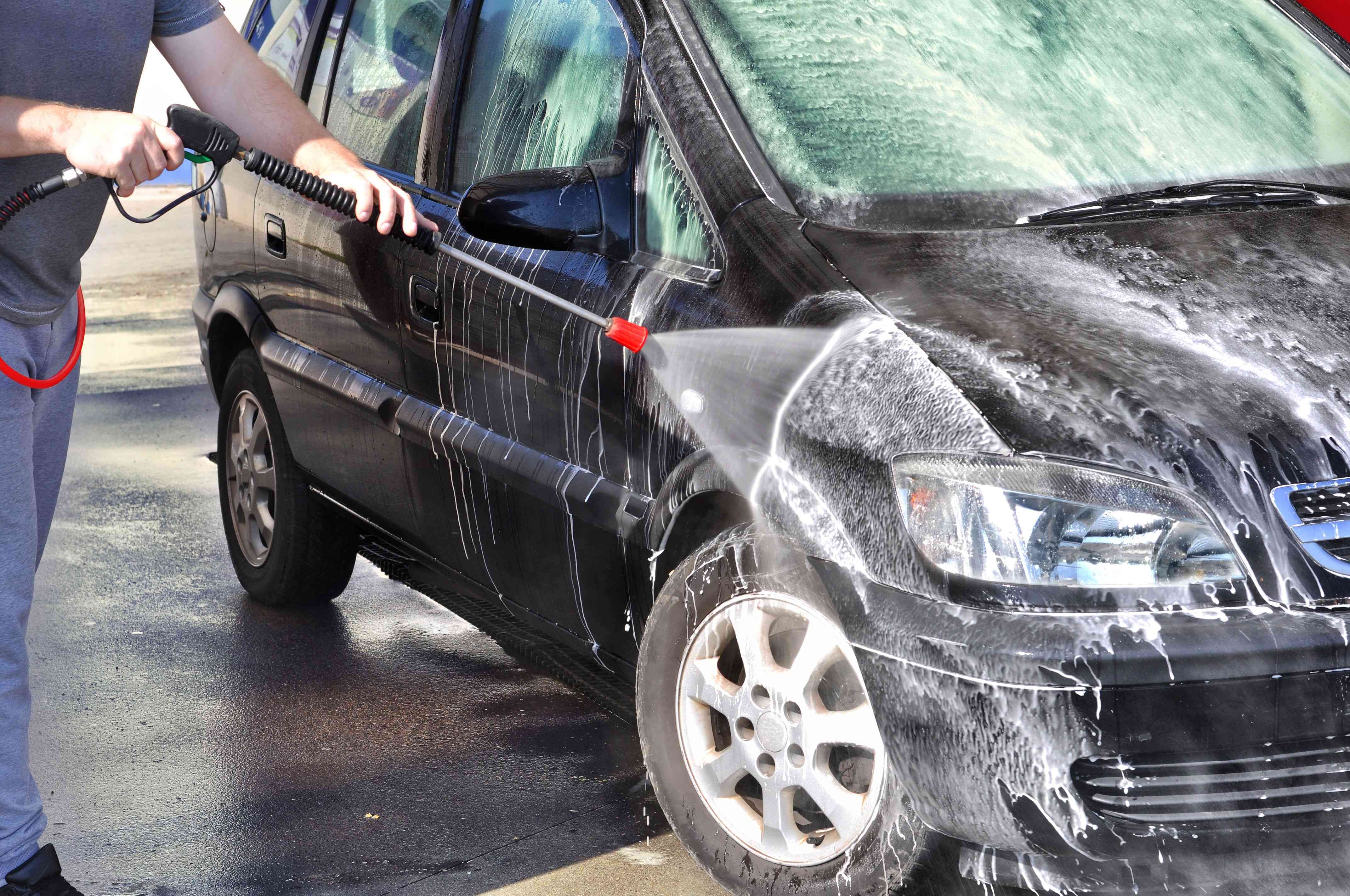 Lavare l'auto con l'idropulitrice ad alta pressione