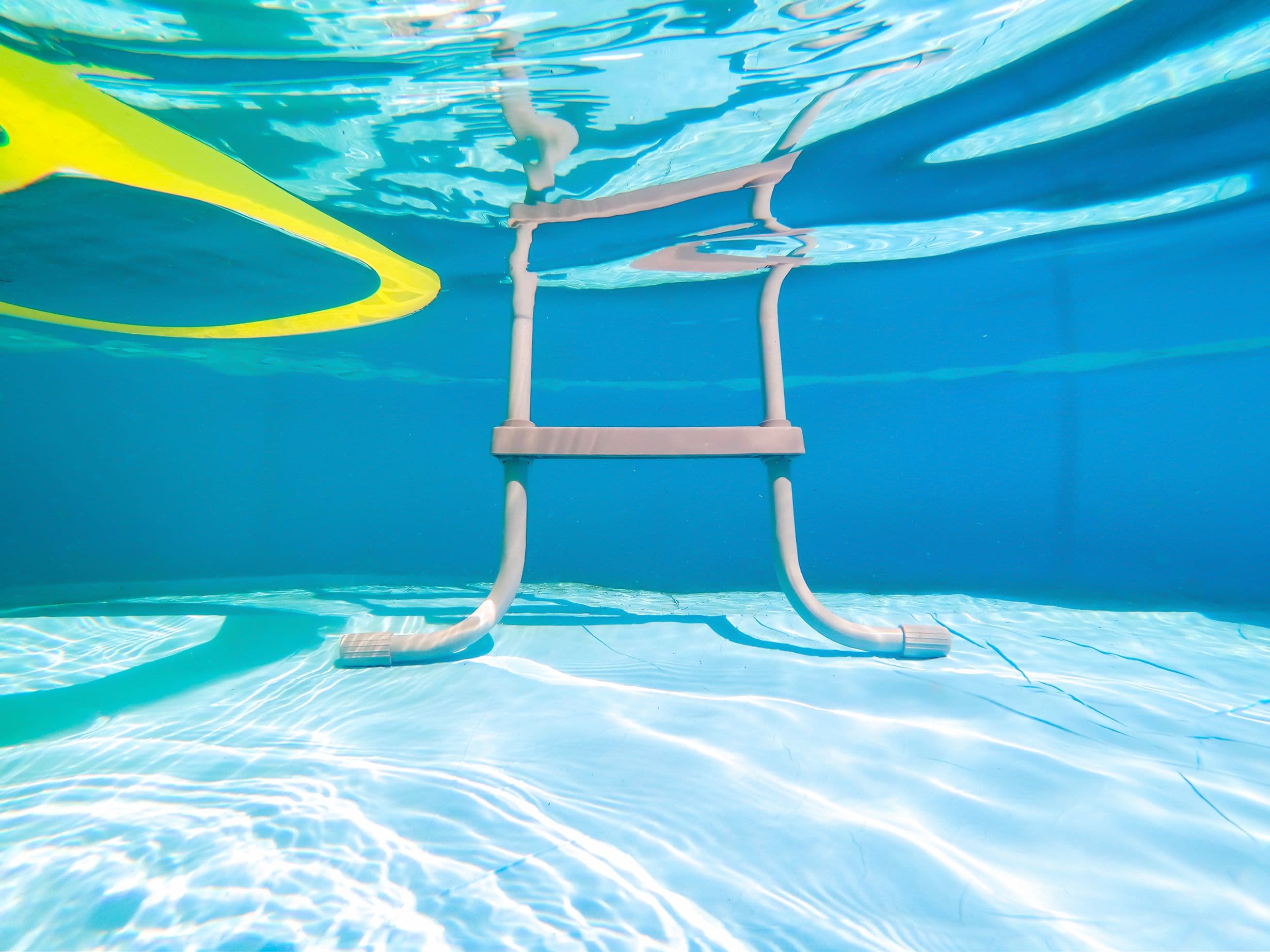 ¿Cómo elegir una escalera de piscina?