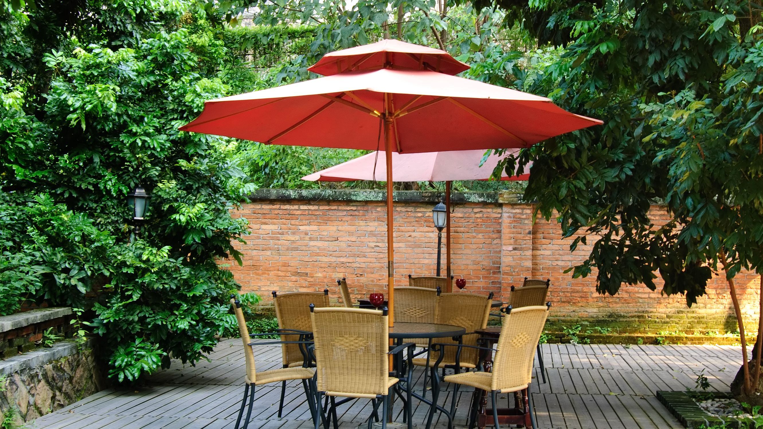 Parasol ou tonnelle : que choisir pour avoir de l’ombre aux beaux jours