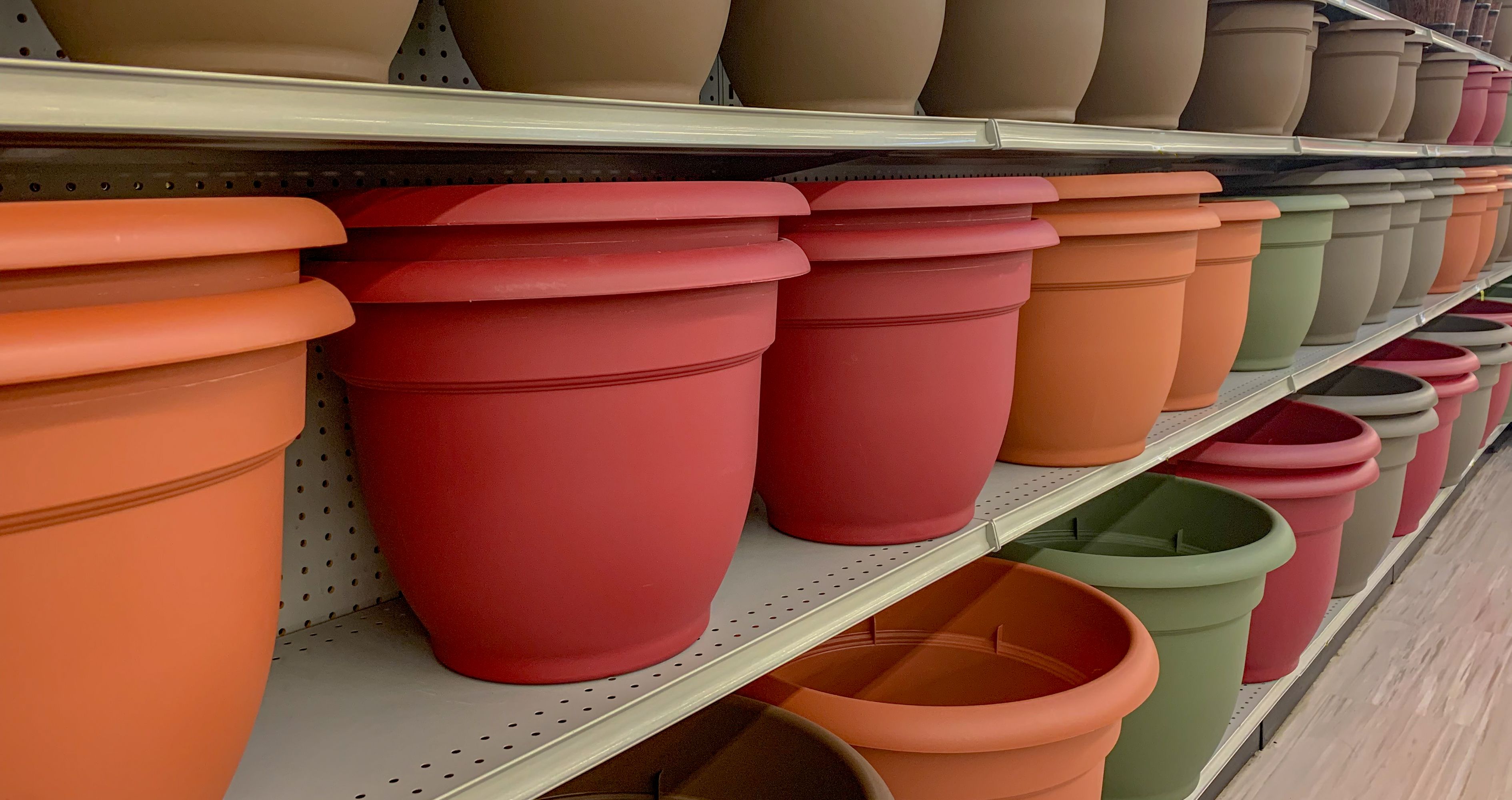 Cómo elegir macetas y jardineras para tu terraza o balcón