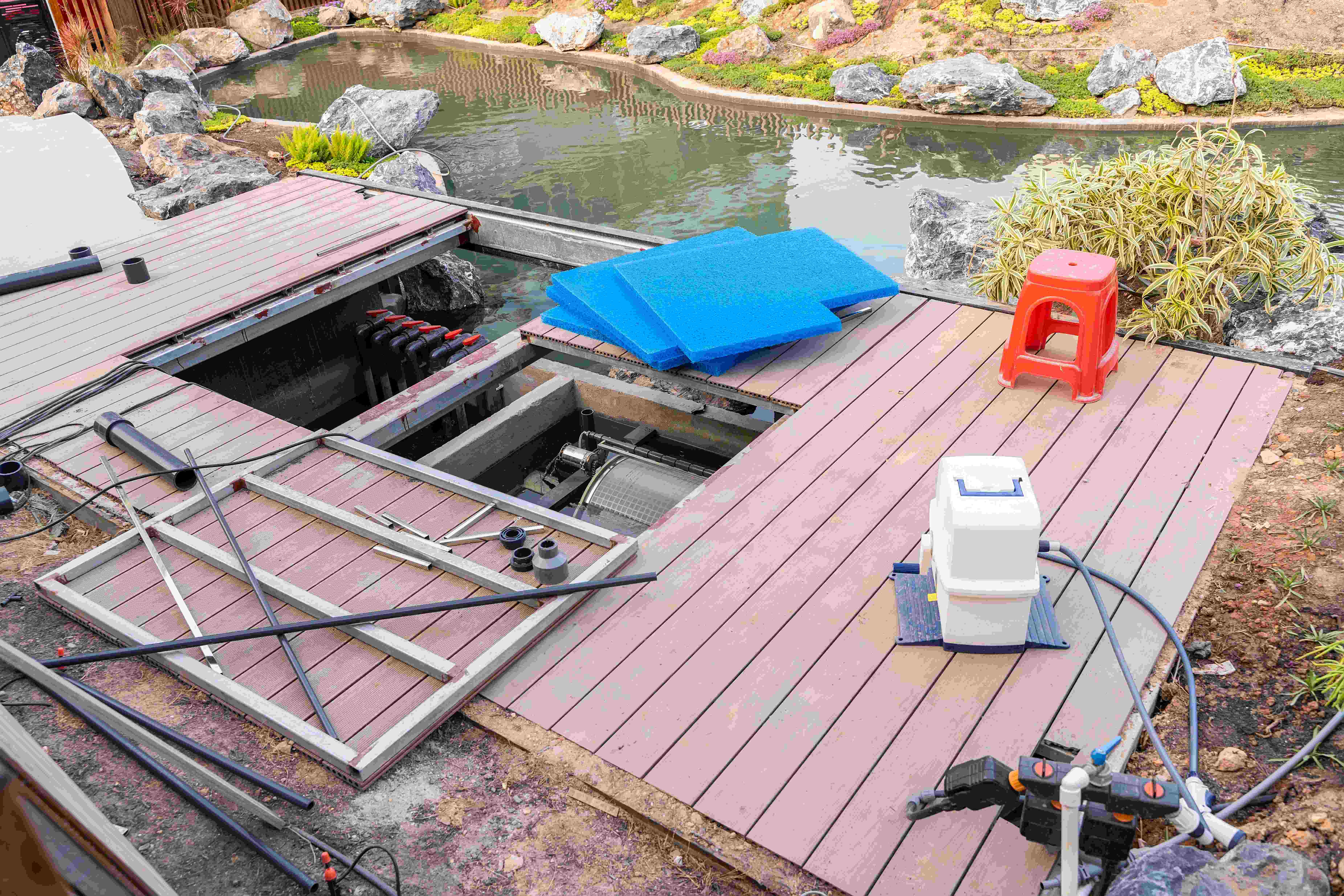 Cómo filtrar el agua de un estanque de jardín