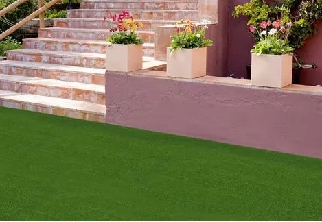 Cómo instalar césped artificial en terrazas y patios