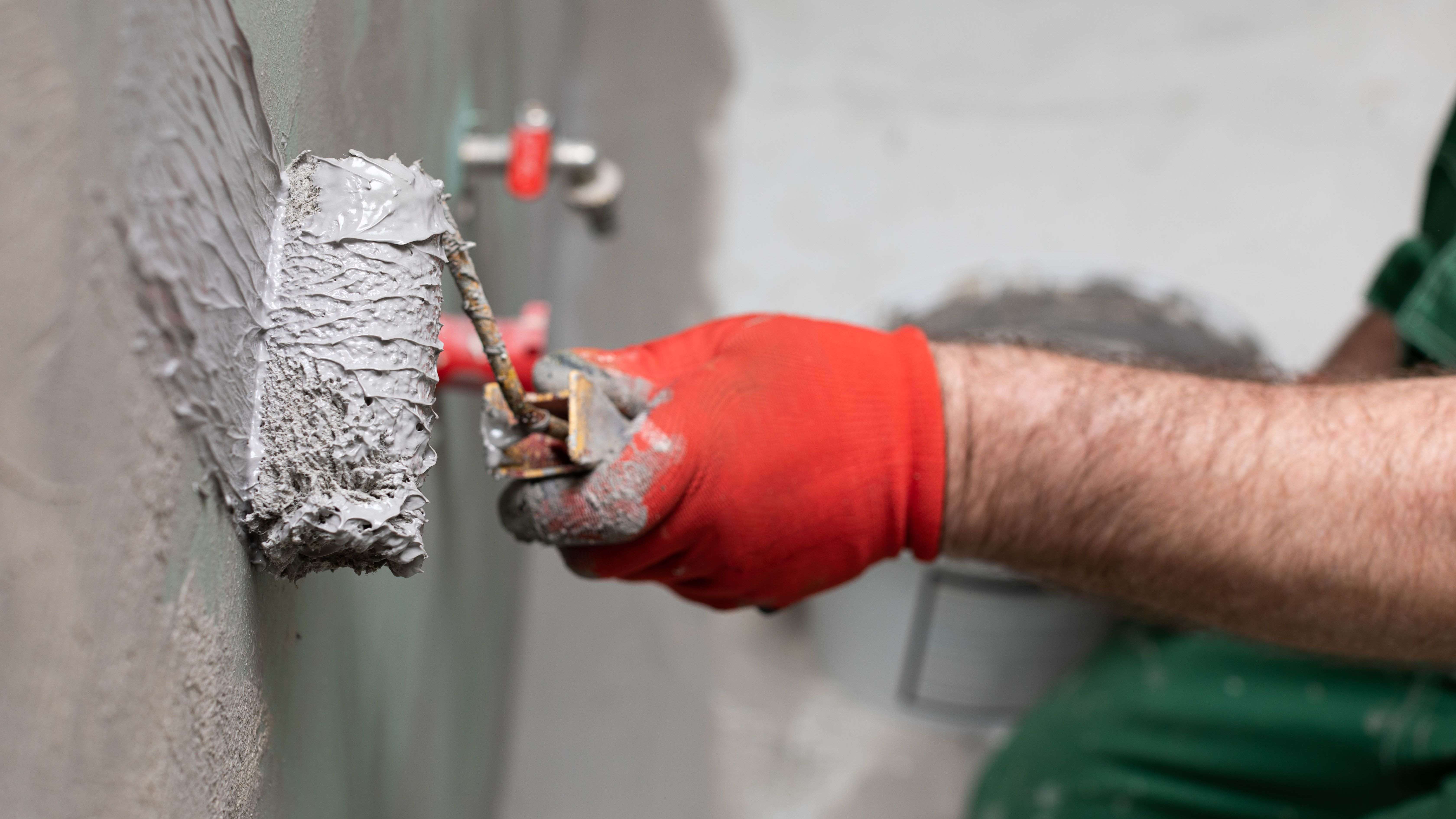 Comment préparer les murs pour la pose d'un carrelage avec projection d’eau