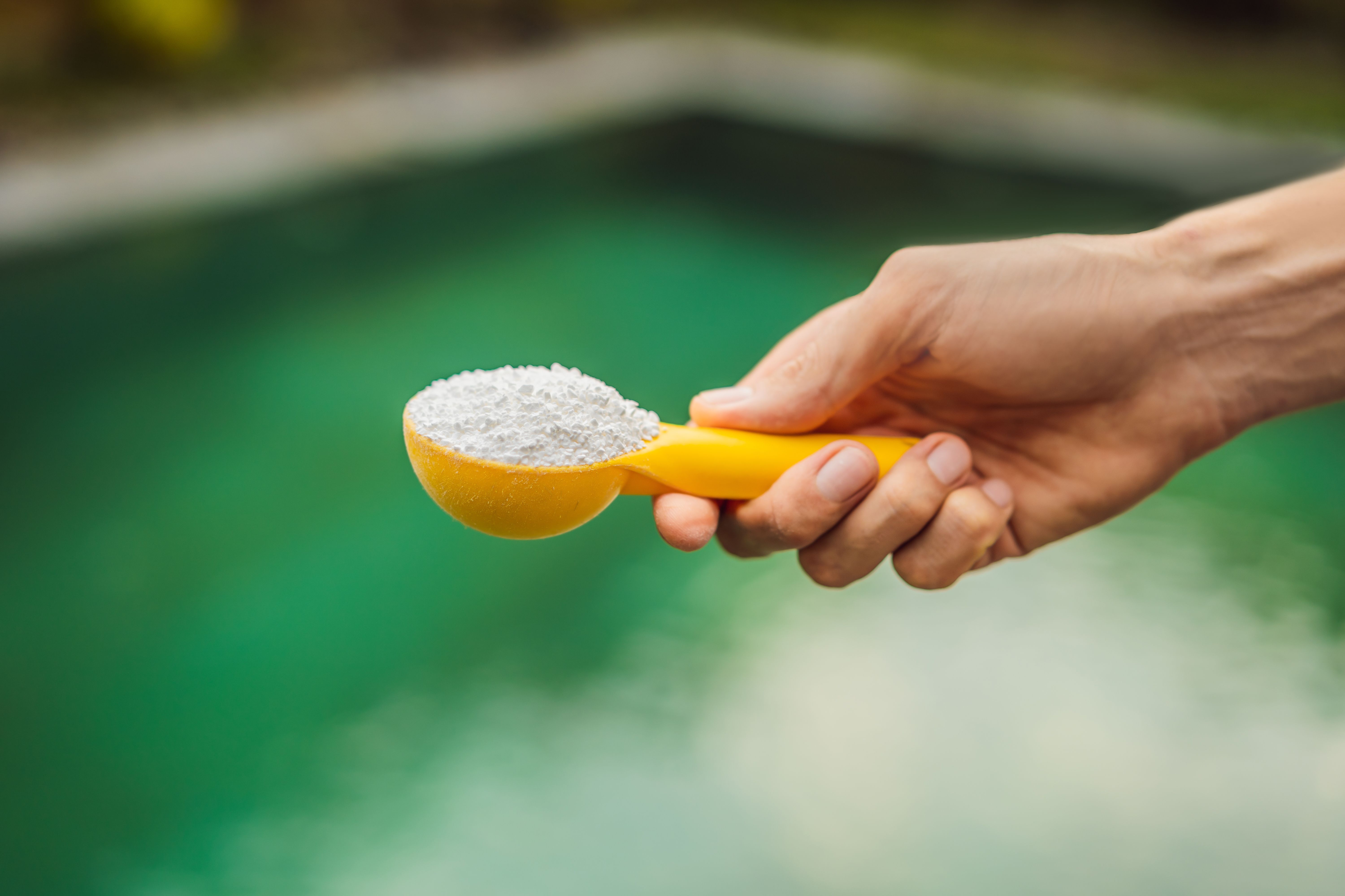 Come rimediare all'acqua verde della piscina