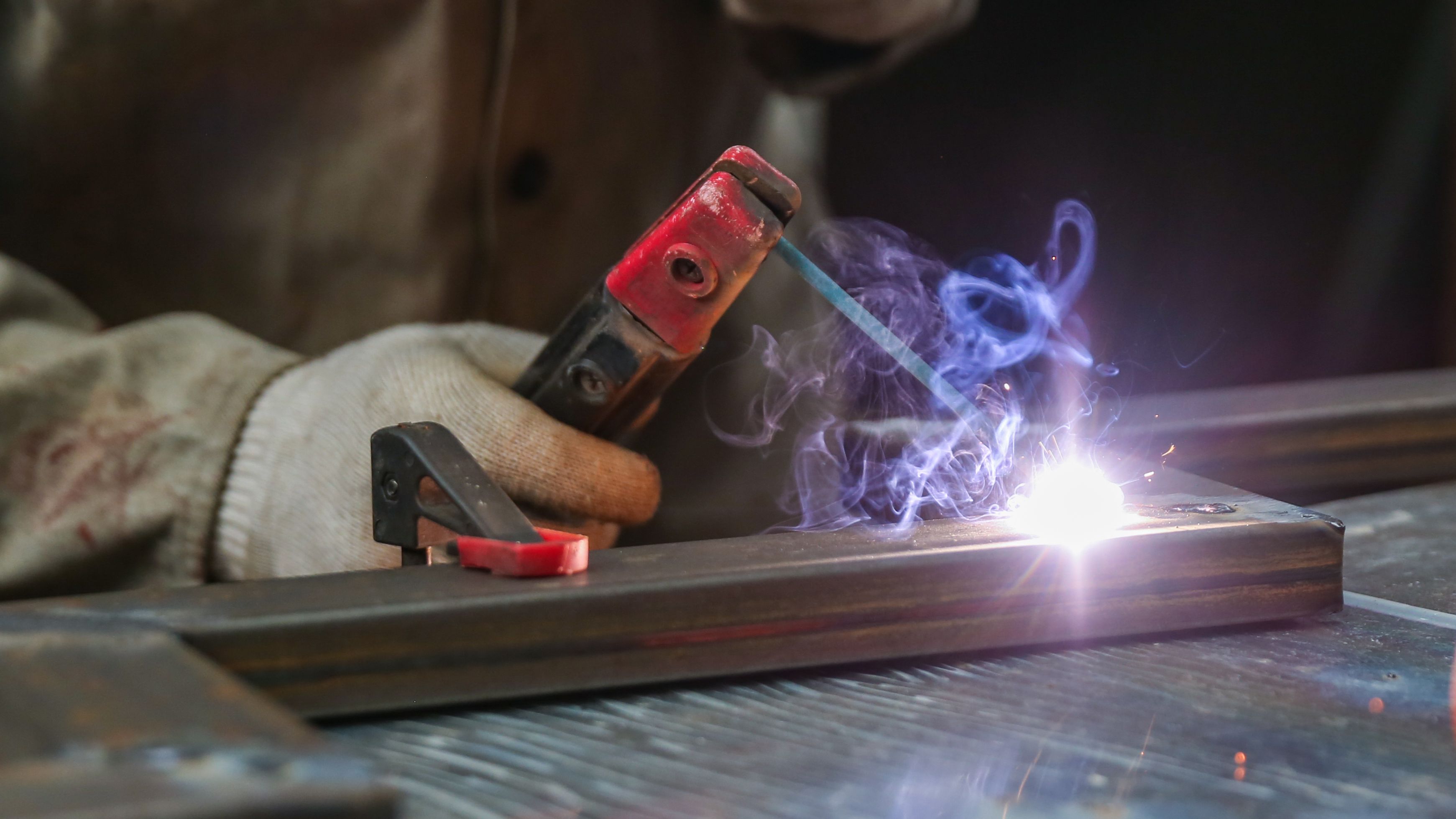 Cómo elegir un portaelectrodo y una pinza de masa para soldadura