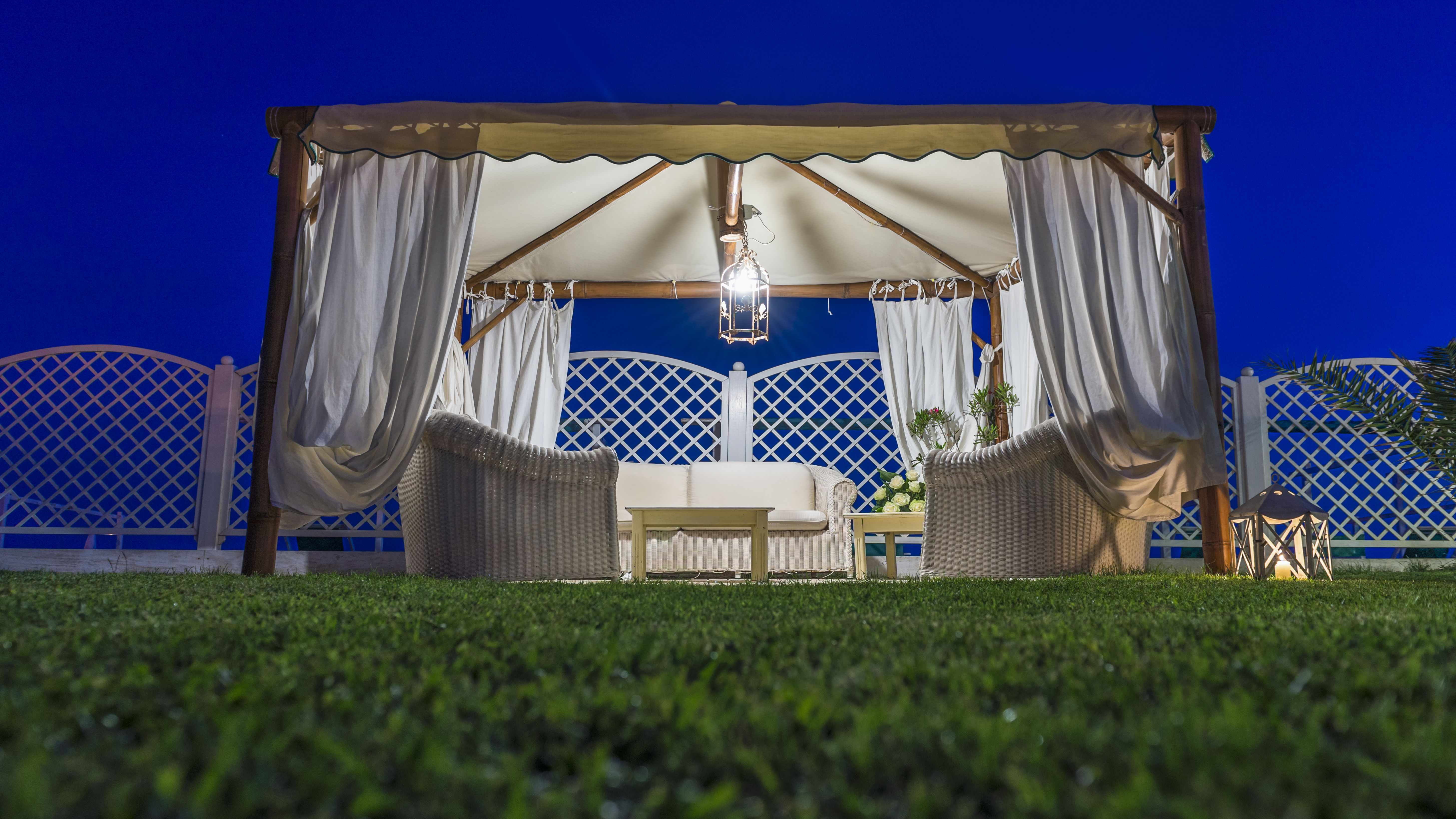 Tonnelle ou pergola : que choisir pour le jardin
