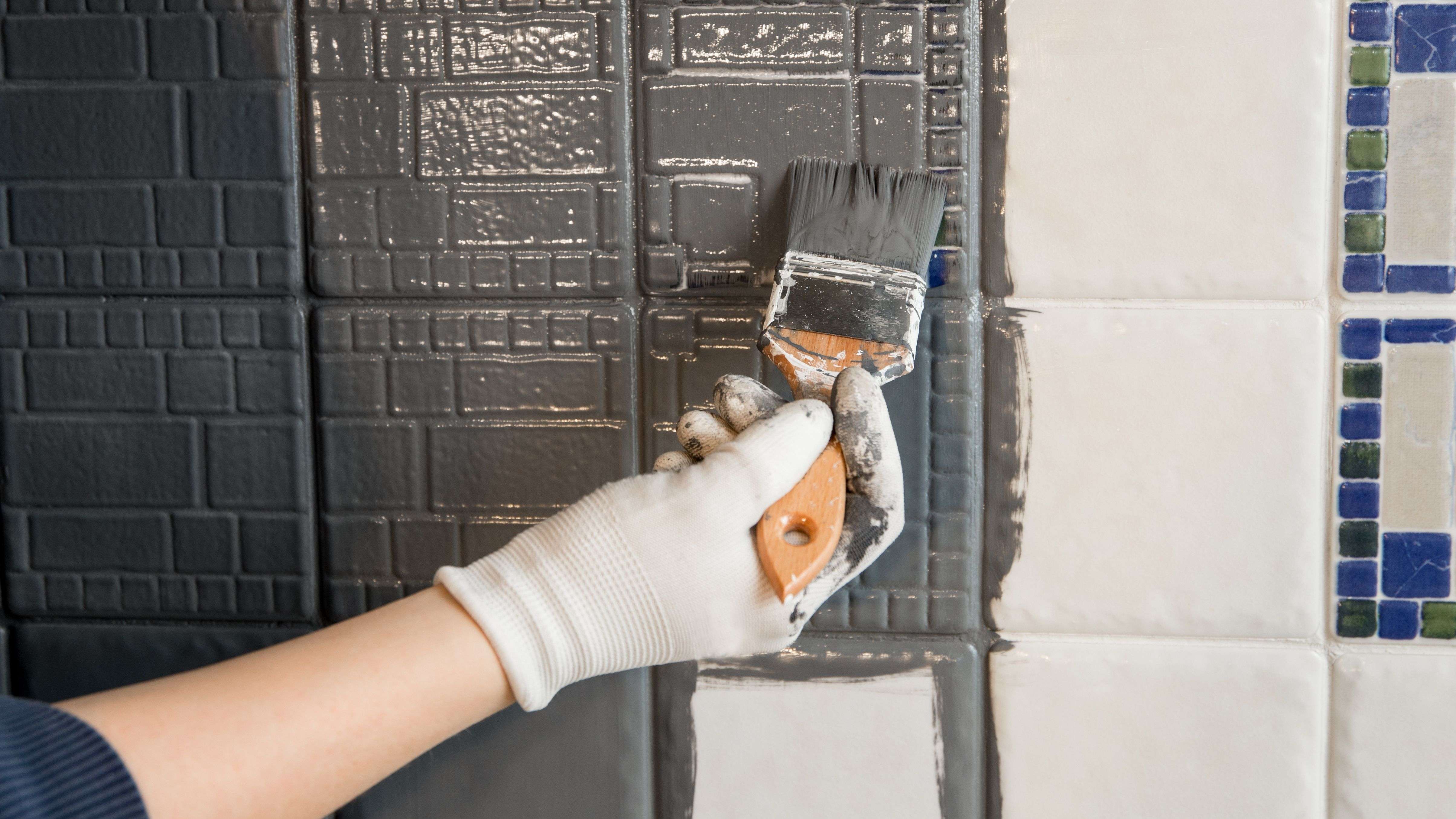 Zoom sur la peinture pour carrelage
