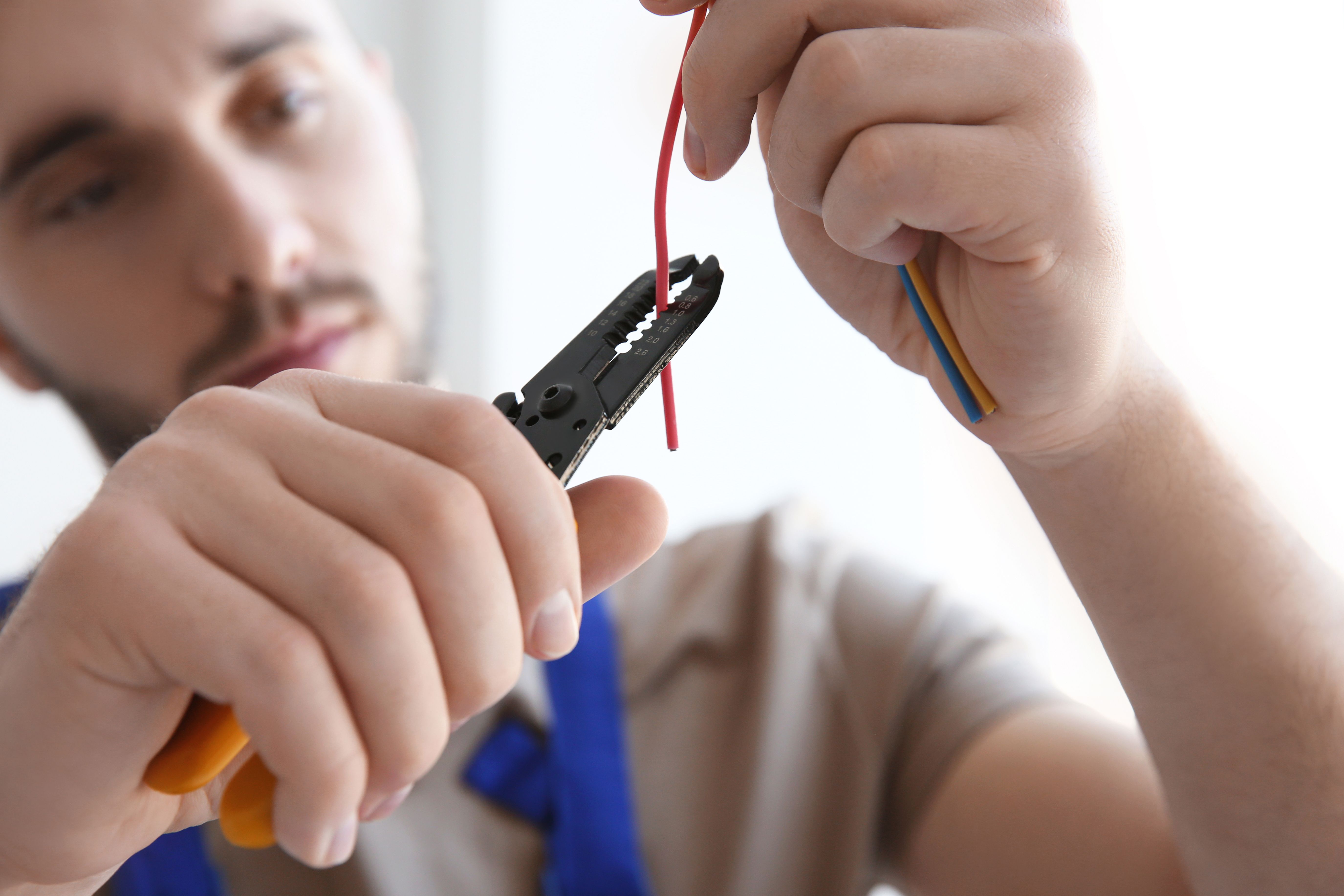 Pliers, tongs and wrenches buying guide