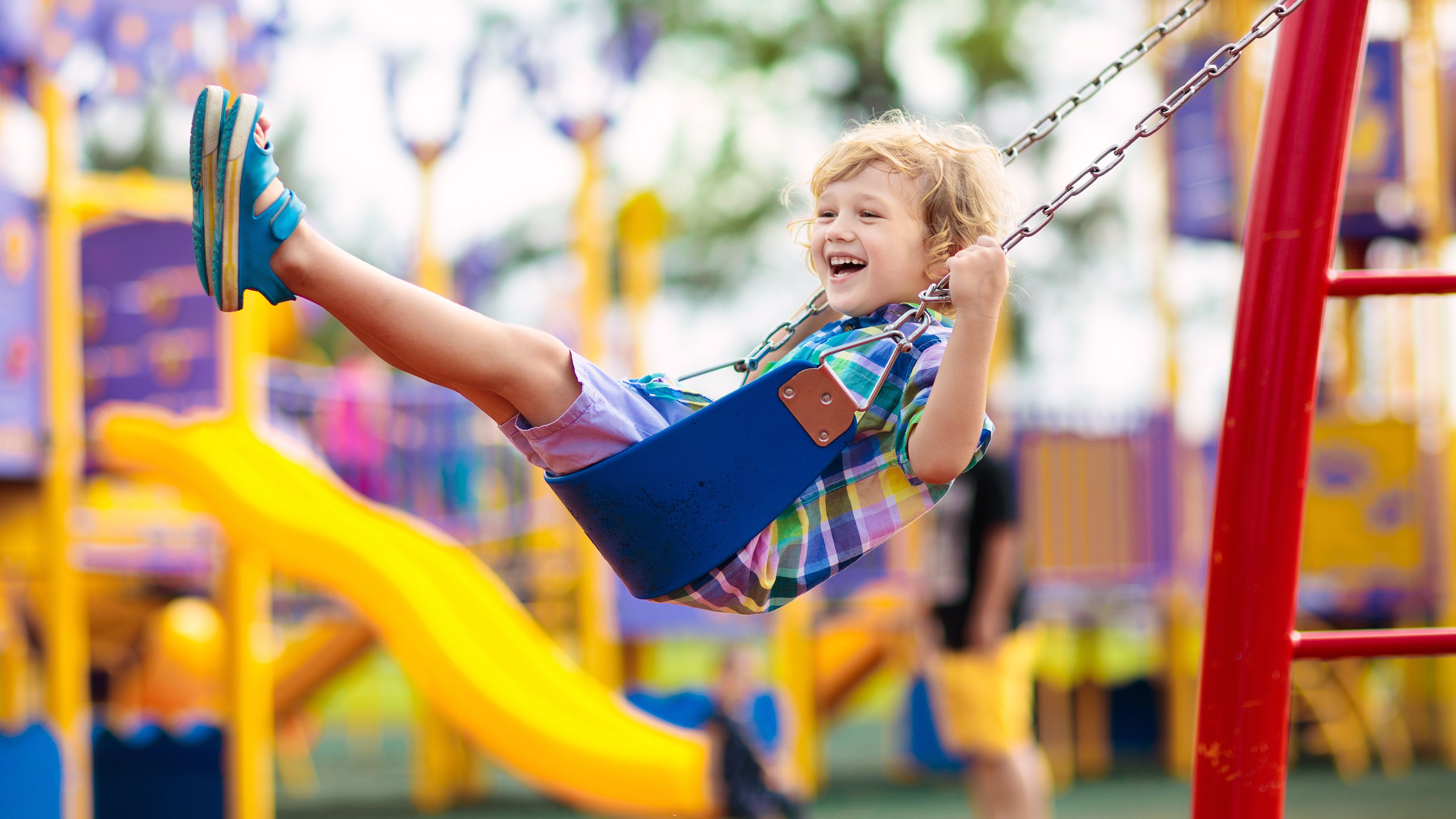 Trampoline, toboggan, balançoire : le top 3 des jeux plein air pour enfants