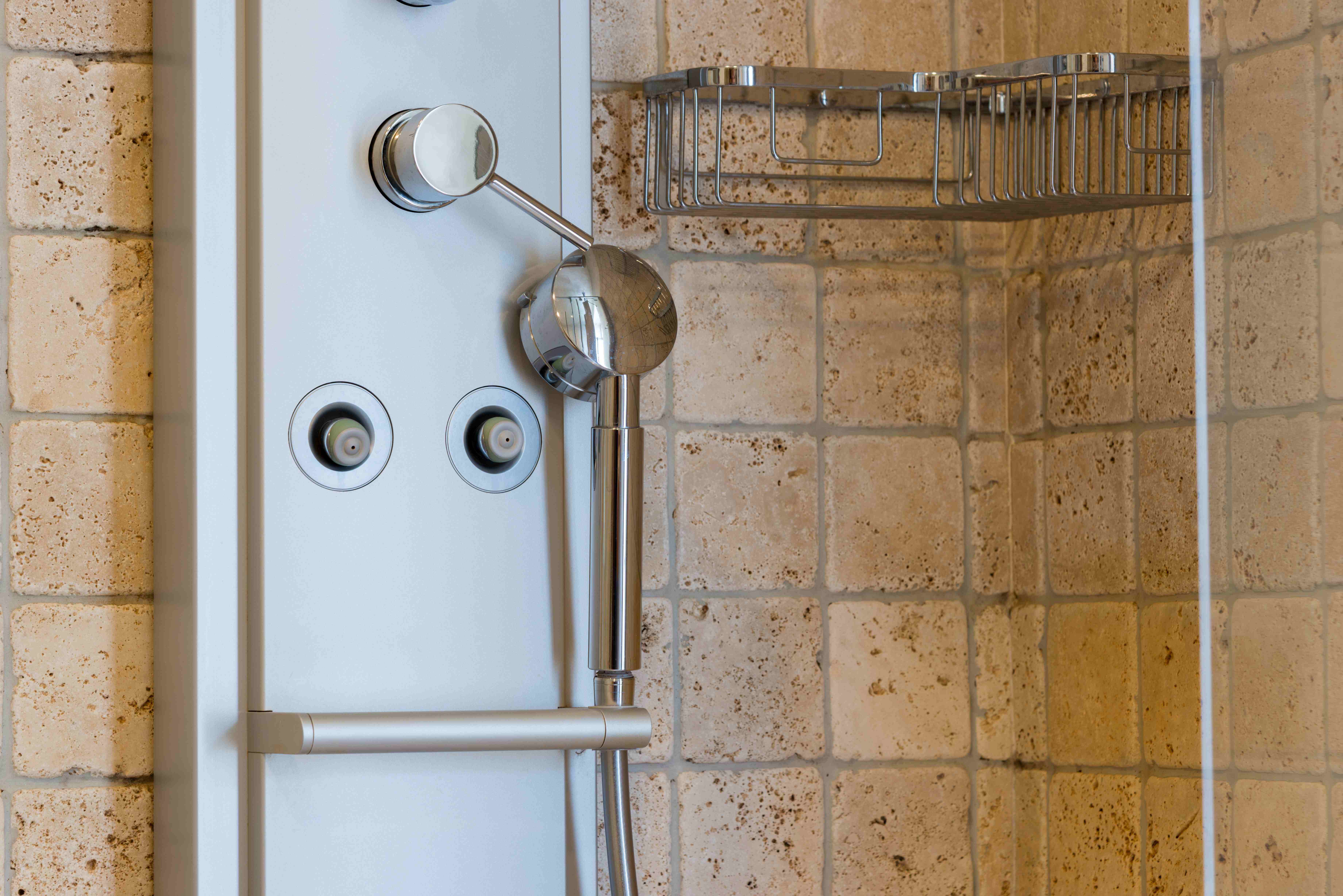 Zoom sur la colonne de douche hydromassante