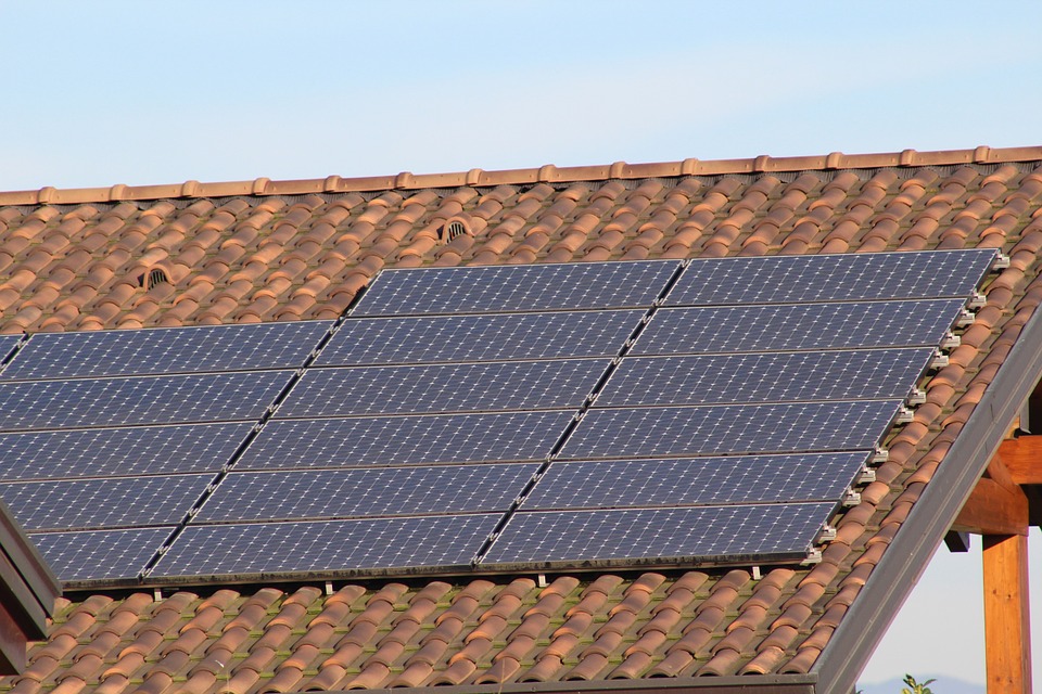 Comment fixer un panneau solaire sur un toit ?