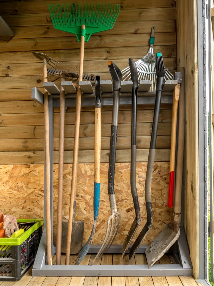 Pas-à-pas : réaliser un porte-outils de jardin  Outils de jardin, Rangement  outil jardinage, Rangement outils jardin