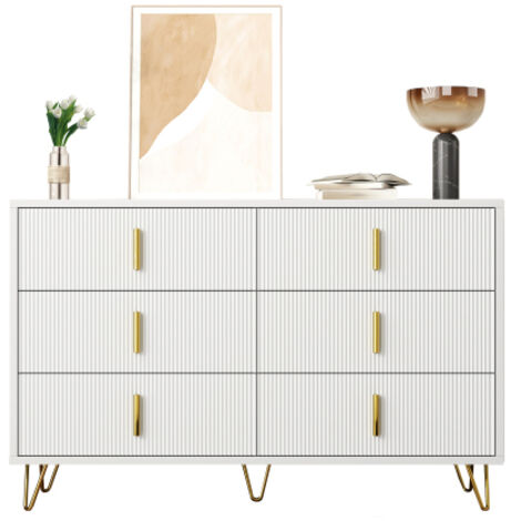 Élégant buffet au design moderne, commode offrant un vaste espace de rangement et dotée de poignées dorées.