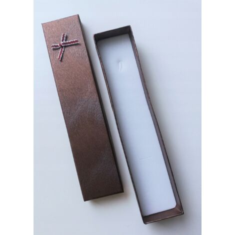 Embalaje de regalo decorativo en caja marrón larga