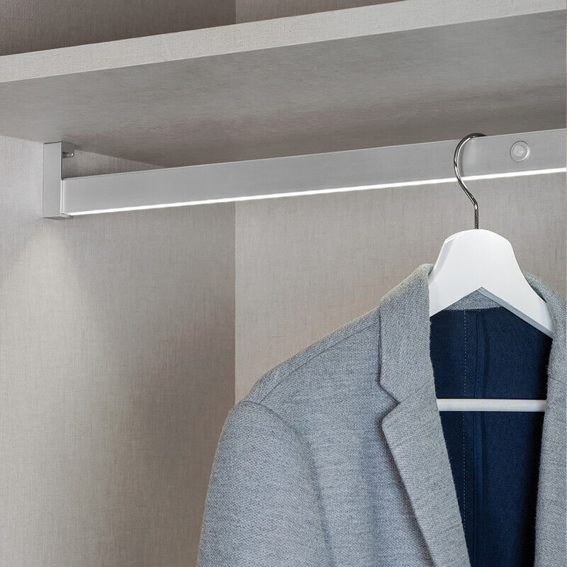 Barre de penderie pour armoire Castor avec lumière led, batterie amovible et détecteur de mouvement, 558, Anodisé mat. - Emuca